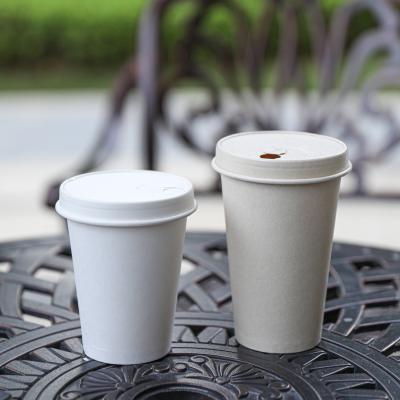 tasses à café et couvercles en papier avec PLA usine enduite